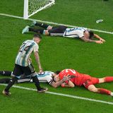 Spieler von Argentinien liegen nach Abpfiff im Strafraum