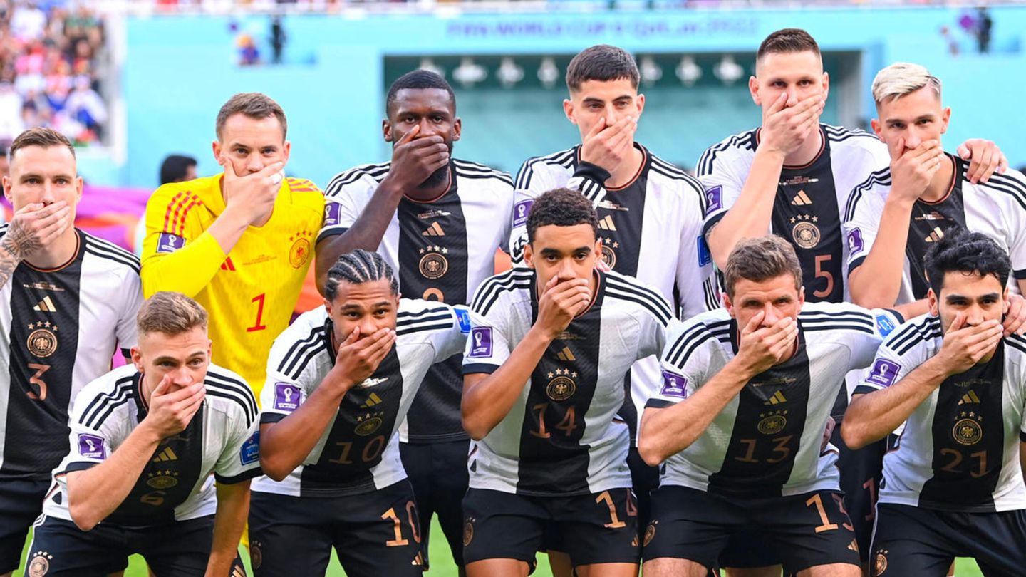 DFB-Spieler halten sich bei der Fußball-WM in Katar die Hand vor den Mund