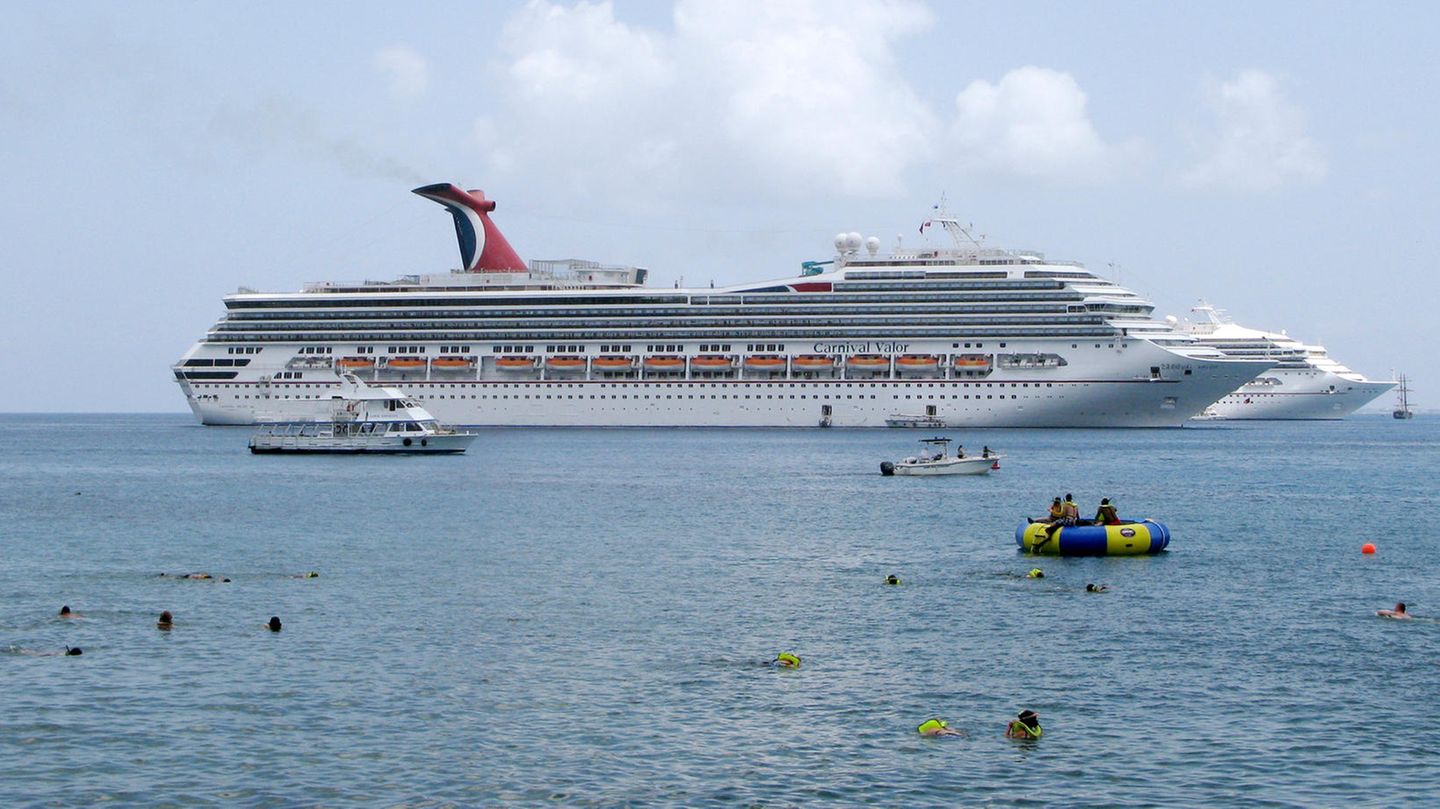 Das Kreuzfahrtschiff "Carnival Valor" in der Karibik: Von ihr fiel der Amerikaner James Michael Grimes über Bord