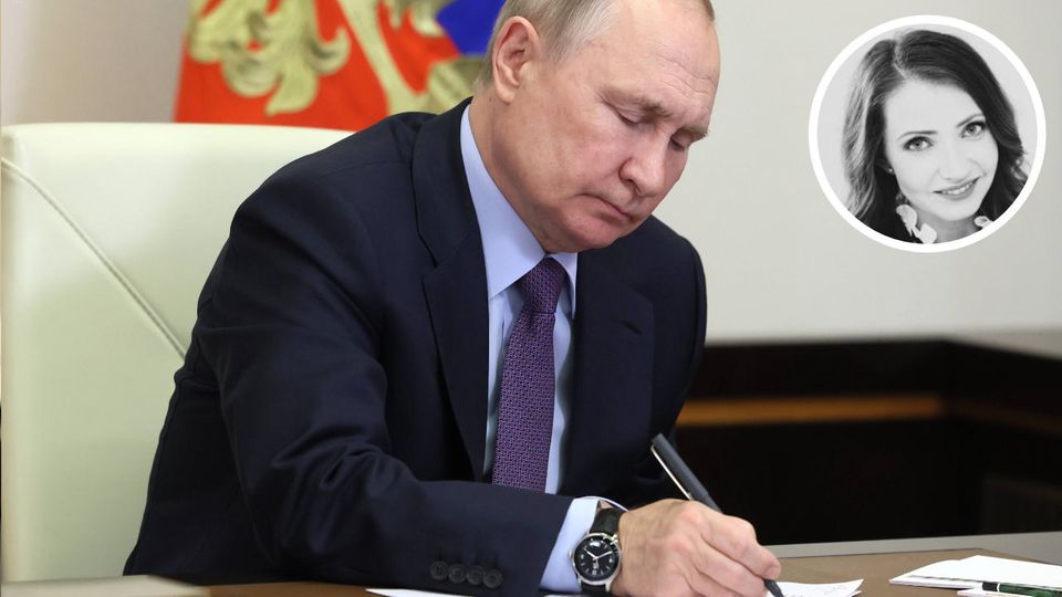 Für die Kreml-Propaganda: Wladimir Putin kritzelt bei Video-Konferenz mit Menschen mit Behinderungen auf einem Blatt Papier