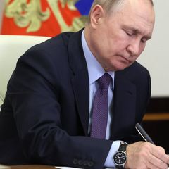 Für die Kreml-Propaganda: Wladimir Putin kritzelt bei Video-Konferenz mit Menschen mit Behinderungen auf einem Blatt Papier