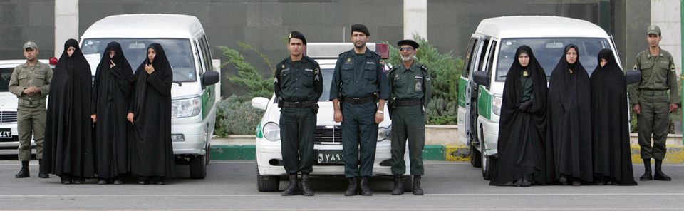 Iranische Sittenpolizisten und -polizistinnen in Irans Hauptstadt Teheran posieren vor Autos Iranische Sittenpolizisten und -polizistinnen in Irans Hauptstadt Teheran posieren vor Autos