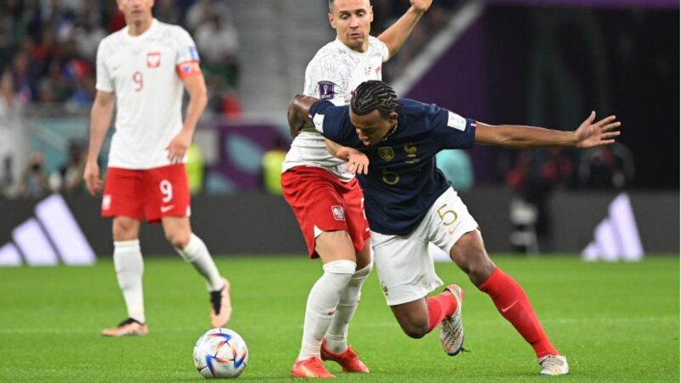 Jules Koundé in einem Zweikampf