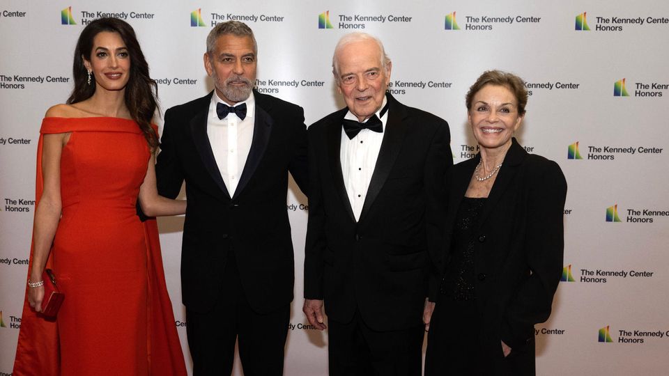 George Clooney mit Ehefrau Amal und seinen Eltern