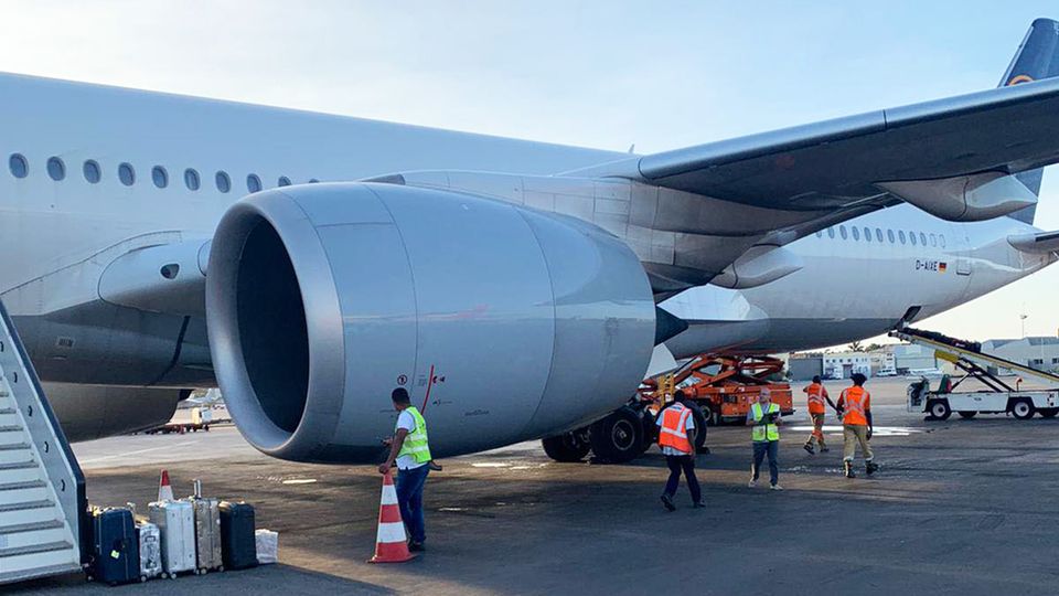 Schwerer Zwischenfall: Technische Unregelmäßigkeiten führten zur Notlandung des A350 der Lufthansa – hier ist LH575 unmittelbar nach dem Zwischenfall zu sehen. Technische Unregelmäßigkeiten führten zur Notlandung des A350 der Lufthansa – hier ist LH575 unmittelbar nach dem Zwischenfall zu sehen.
