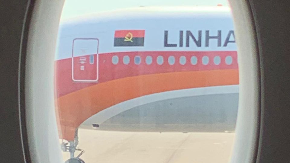 Schwerer Zwischenfall: Blick aus dem Lufthansa-Airbus aus nach der Notlandung in Luanda. Blick aus dem Lufthansa-Airbus aus nach der Notlandung in Luanda.