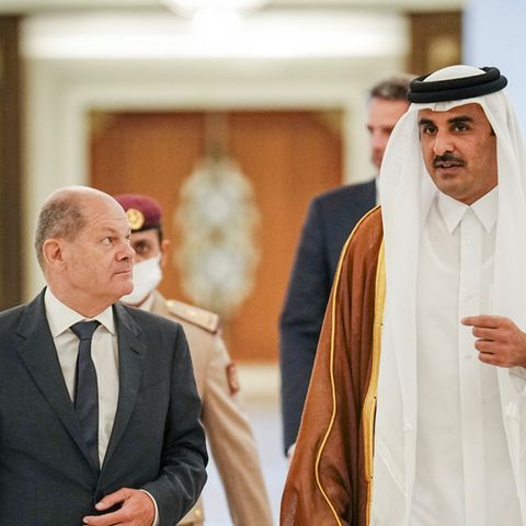 Bundeskanzler Olaf Scholz (l, SPD) und der Emir von Katar, Tamim bin Hamad Al Thani