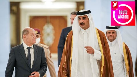 Bundeskanzler Olaf Scholz (l, SPD) und der Emir von Katar, Tamim bin Hamad Al Thani