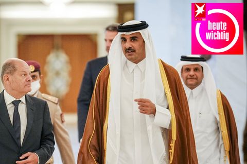 Bundeskanzler Olaf Scholz (l, SPD) und der Emir von Katar, Tamim bin Hamad Al Thani
