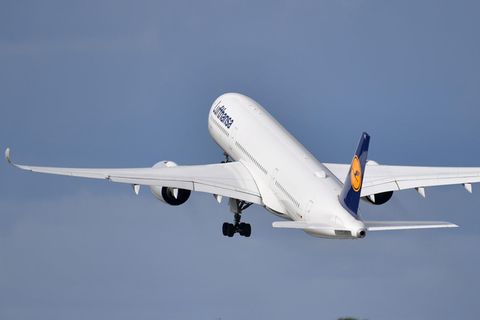 Der Lufthansa-Airbus A350-900 mit der Kennung D-AIXE hebt ab am Flughafen Franz Josef Strauss in München (Archivbild)