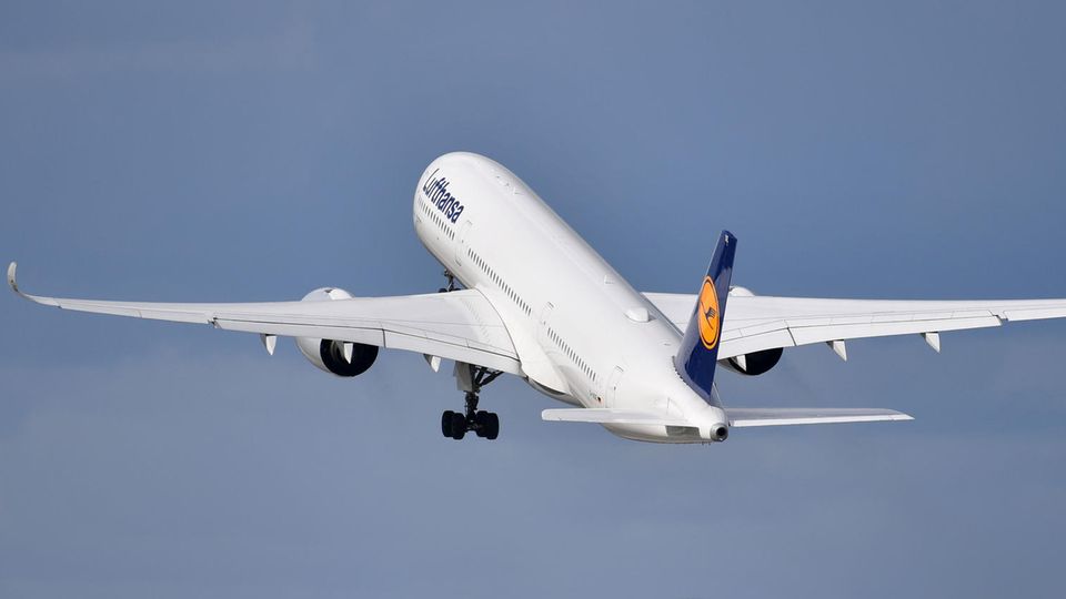 The Lufthansa Airbus A350-900 with the registration D-AIXE takes off from Franz Josef Strauss Airport in Munich (archive image)