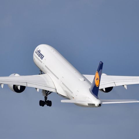 Der Lufthansa-Airbus A350-900 mit der Kennung D-AIXE hebt ab am Flughafen Franz Josef Strauss in München (Archivbild)
