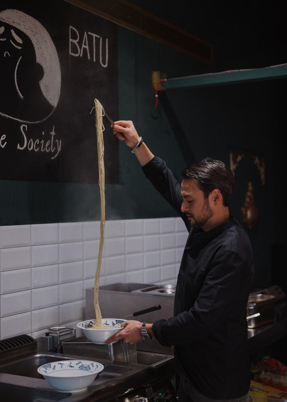 Restaurant "Batu": Marcel Stut und sein Team machen die Weizennudeln mittlerweile selbst. Kein Fertigprodukt hat ihren Ansprüchen genügt. Marcel Stut und sein Team machen die Weizennudeln mittlerweile selbst. Kein Fertigprodukt hat ihren Ansprüchen genügt.