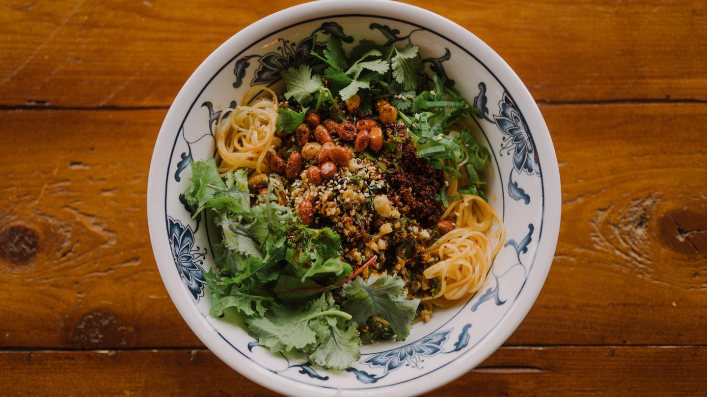 Das Geheimnis an dieser Nudel-Bowl liegt an ihrer Aromatik und den besonderen Zutaten, die in das Rezept fließen: Dan-Dan-Nudeln mit Blumenkohl