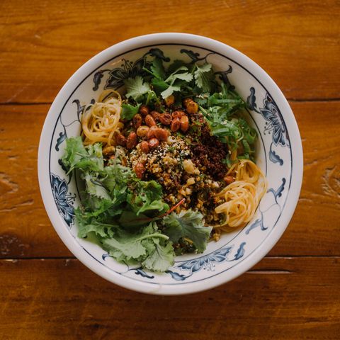 Das Geheimnis an dieser Nudel-Bowl liegt an ihrer Aromatik und den besonderen Zutaten, die in das Rezept fließen: Dan-Dan-Nudeln mit Blumenkohl