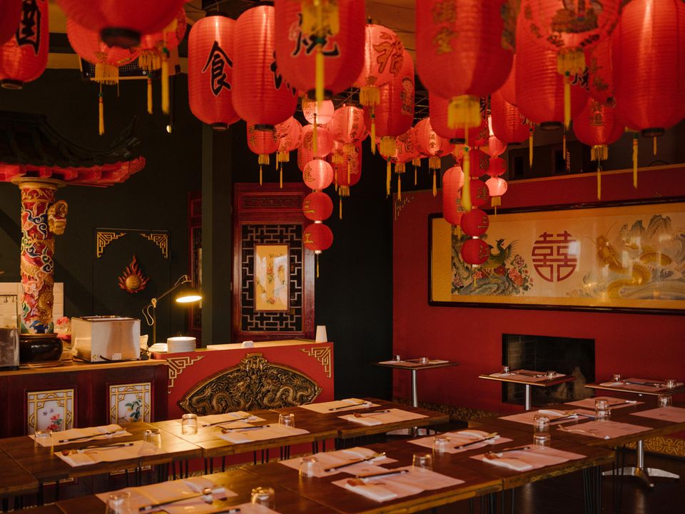 Restaurant "Batu": Betritt man das "Batu" fühlt man sich in einer anderen Welt. Betritt man das "Batu" fühlt man sich in einer anderen Welt.