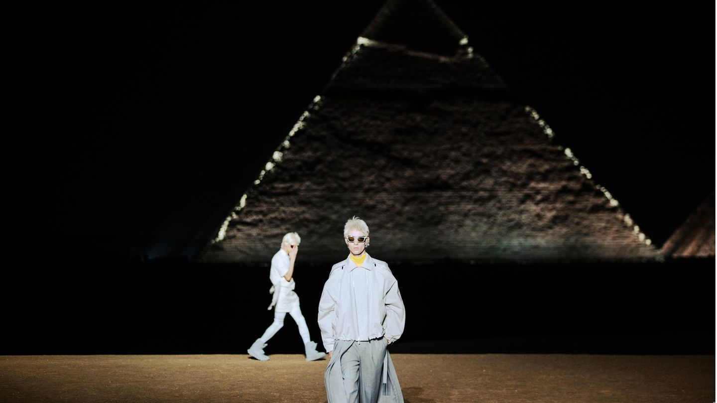 Dior-Models vor den Pyramiden von Gizeh in Kairo