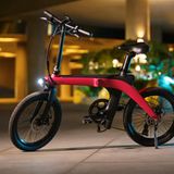 Dazu gibt es kleine Hingucker, etwa Abdeckungen im Leder-Design.