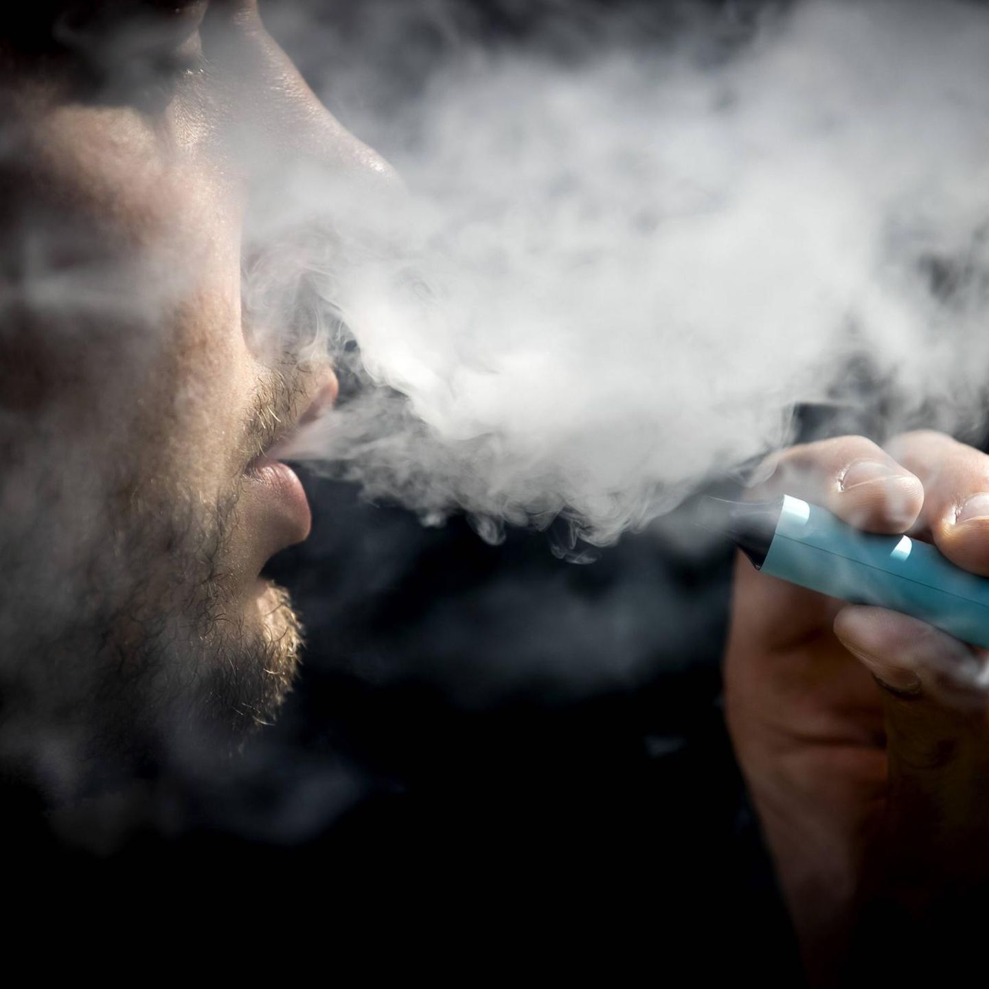 durch vape abnehmen Vape Stift mit Pod, Hand abnehmen Stockfoto 2697553257 main image 0