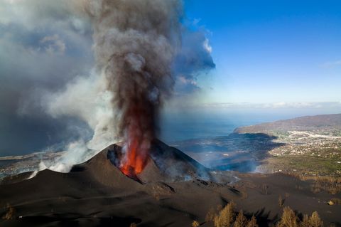 Lava fließt aus dem Vulkan auf der Kanareninsel La Palma