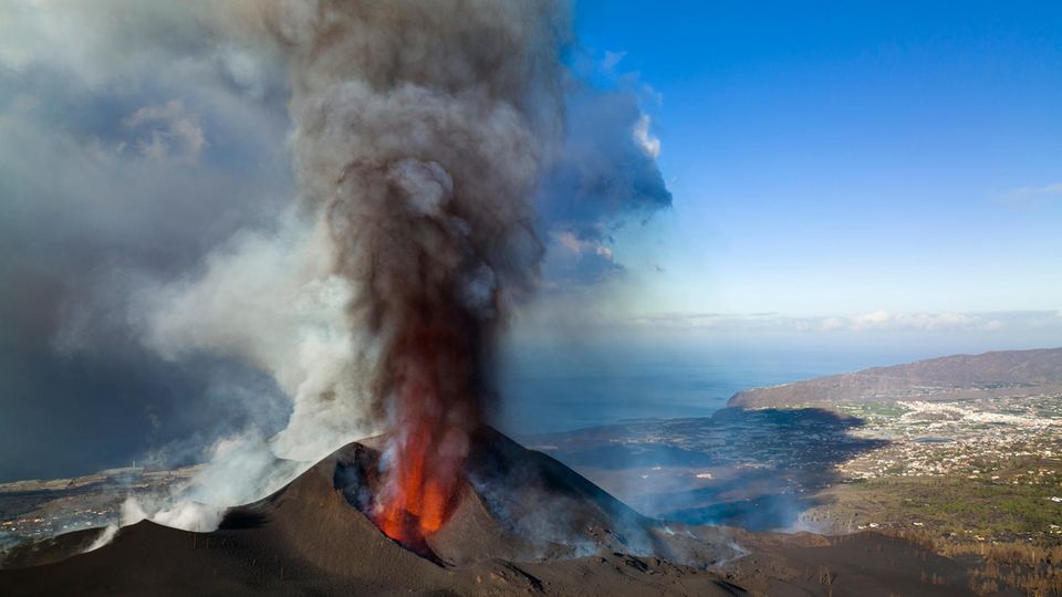Lava fließt aus dem Vulkan auf der Kanareninsel La Palma
