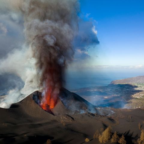 Lava fließt aus dem Vulkan auf der Kanareninsel La Palma