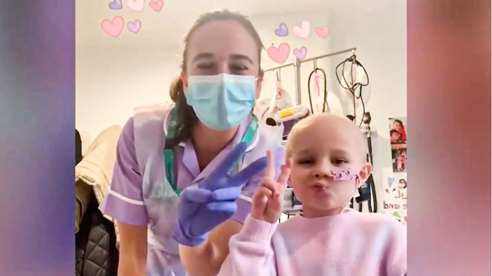 Mädchen mit einem seltenen Gendefekt tanzt Tiktok-Videos mit ihrer Krankenschwester