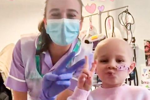 Mädchen mit einem seltenen Gendefekt tanzt Tiktok-Videos mit ihrer Krankenschwester