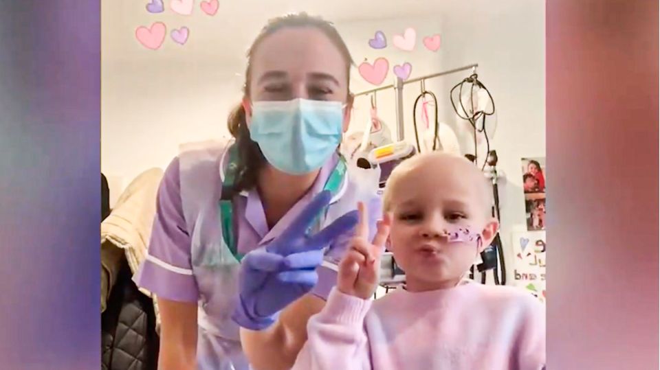 Mädchen mit einem seltenen Gendefekt tanzt Tiktok-Videos mit ihrer Krankenschwester Mädchen mit einem seltenen Gendefekt tanzt Tiktok-Videos mit ihrer Krankenschwester