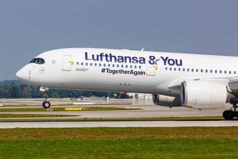 Eine Lufthansa-Maschine des Typs A 350-900 hebt vom Flughafen in München ab.