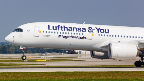 Eine Lufthansa-Maschine des Typs A 350-900 hebt vom Flughafen in München ab.