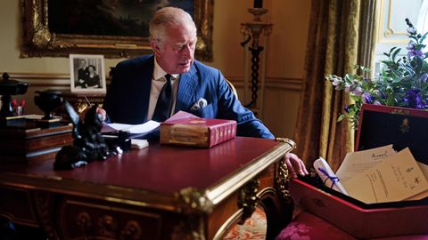 Charles an seinem Schreibtisch im Buckingham Palast