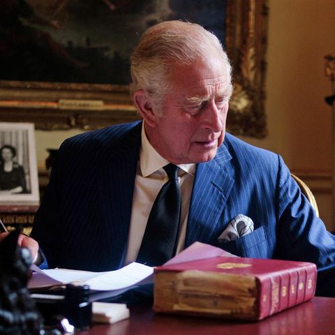 Charles an seinem Schreibtisch im Buckingham Palast