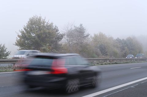 Schnell fahren: Grundsätzlich erlaubt, bei zu schnellem Fahren ist in Österreich allerdings das Auto in Gefahr.