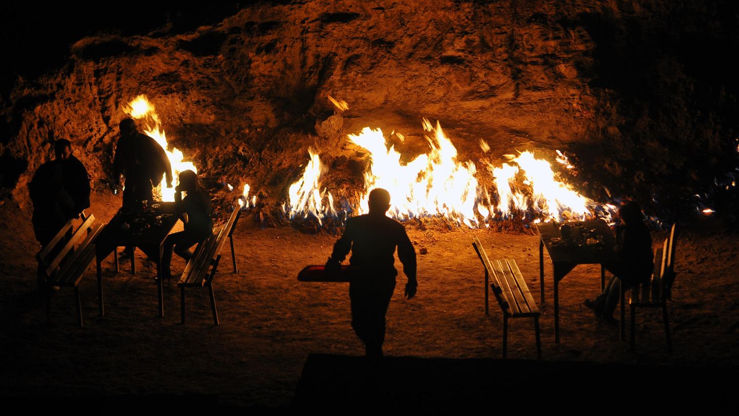 Ein Feuer an einer Bergwand