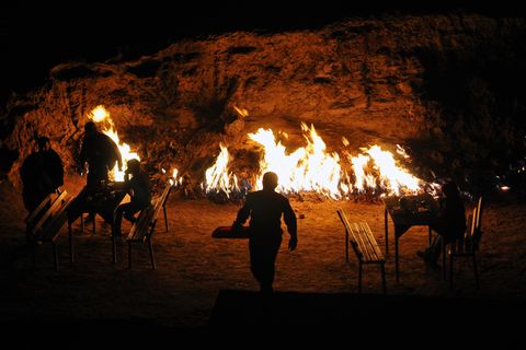 Ein Feuer an einer Bergwand