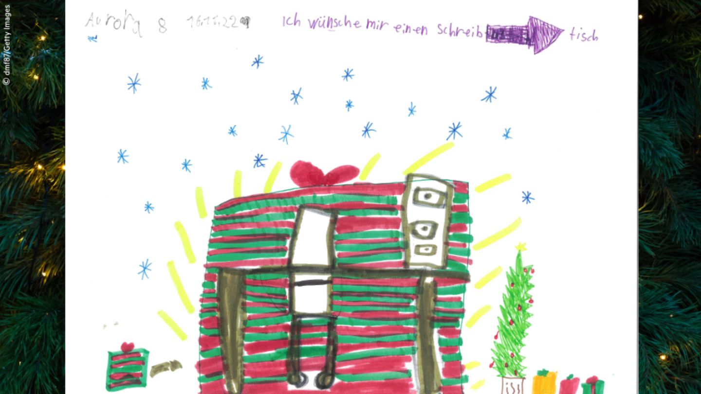 Ganz schön groß, das Paket mit dem Schreibtisch – zumindest im Vergleich zum Tannenbaum. Kein Wunder, für die achtjährige Aurora ist es der sehnlichste Wunsch zu Weihnachten.
