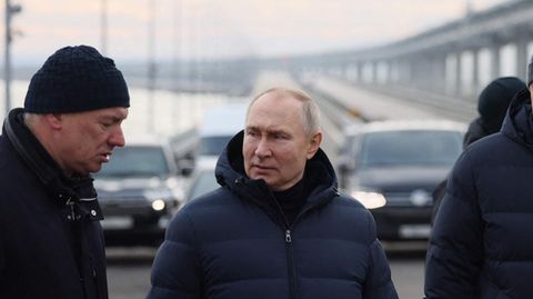 Staatschef Wladimir Putin (r.) und Vize-Ministerpräsident Marat Khusnullin auf der Krim-Brücke