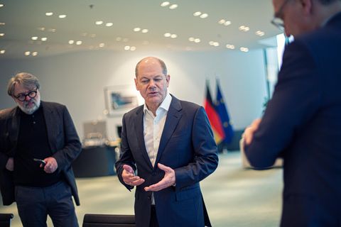 Olaf Scholz im Gespräch mit den stern-Kollegen Andreas Borchers (l.) und Nico Fried (r.)