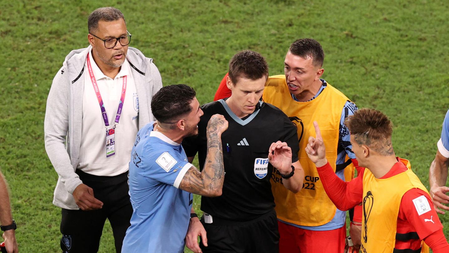 Nach Aufregung um Schiedsrichter Siebert: Ermittlungen gegen Uruguay Uruguayische Nationalspieler reden nach Schlusspfiff heftig auf Schiedsrichter Daniel Siebert ein