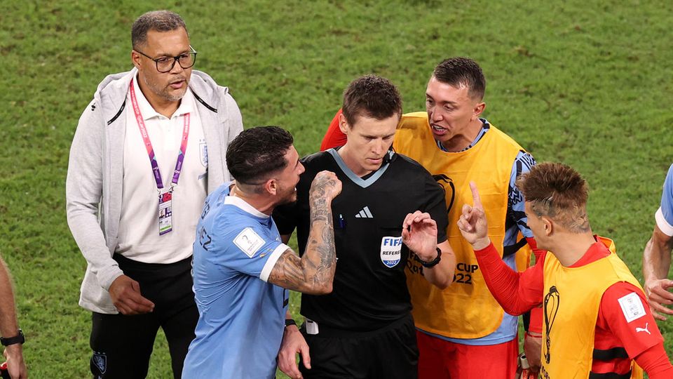 Uruguayische Nationalspieler reden nach Schlusspfiff heftig auf Schiedsrichter Daniel Siebert ein