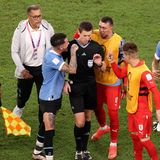 Uruguayische Nationalspieler reden nach Schlusspfiff heftig auf Schiedsrichter Daniel Siebert ein