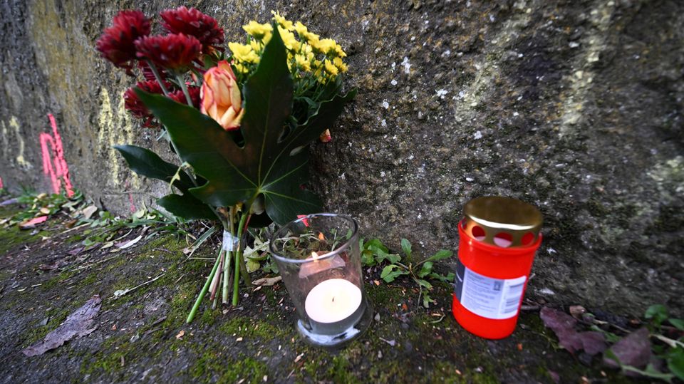 Trauernde legten in Illerkirchberg Blumen nieder und entzündeten Kerzen