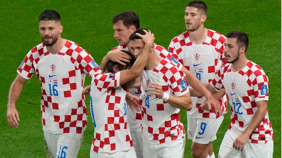 Jubel über den Ausgleich: Torschütze Ivan Perisic (m.) lässt sich Luka Modric und herzen und feiern