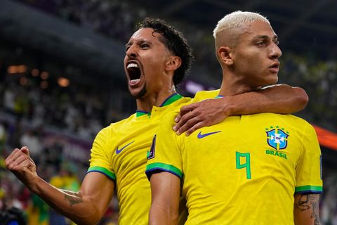 Keine Chance für Südkorea: Brasiliens Richarlison (r.) und Marquinhos nach dem Tor zum 3:0.