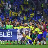5. Dezember  Nach dem Spiel gegen Südkorea blieben die Spieler der brasilianischen Nationalelf auf dem Rasen, um eine besondere Aktion durchzuführen. Sie entfalteten ein Banner, das ein Bild von Pelé zeigte, den größten Fußballer aller Zeiten und Brasiliens Nationalikone. Edson Arantes do Nascimento, wie Pelé in Wirklichkeit heißt, war vor wenigen Tagen erneut ins Krankenhaus in Sao Paulo gekommen. Der 82-Jährige ist an Krebs erkrankt und ist schon seit längerer Zeit in medizinischer Behandlung. Glaubt man Medienberichten, sind die letzten Tage des dreifachen Weltmeister angebrochen, seine Familie dementierte derartige Gerüchte vehement. Dennoch lässt sich wohl festhalten: Es steht nicht gut um Pelé. Schon während des Spiels hatten brasilianische Fans ihm eine weitere besondere Aktion gewidmet. In Gedenken an die einstige Nummer zehn der Seleção enthüllten sie nach zehn Minuten während des Achtelfinales gegen Südkorea eine Fahne mit dem Konterfei des Idols. Der 82-Jährige selbst meldete sich zwischenzeitlich via Instagram und berichtete, dass er stark und voller Hoffnung sei.