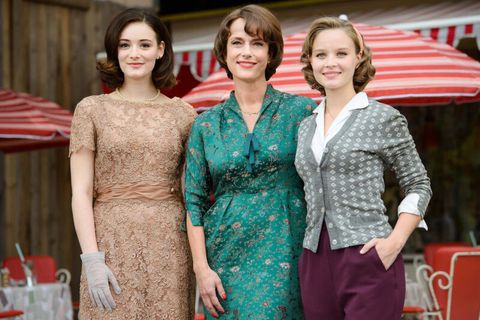 ie Schauspielerinnen Maria Ehrich (l-r), Claudia Michelsen und Sonja Gerhardt stehen im Set der ZDF-Serie "Ku'damm 5"