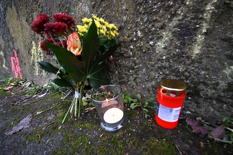 Blumen und Kerzen erinnern an die tödliche Attacke auf zwei Schülerinnen aus Illerkirchberg
