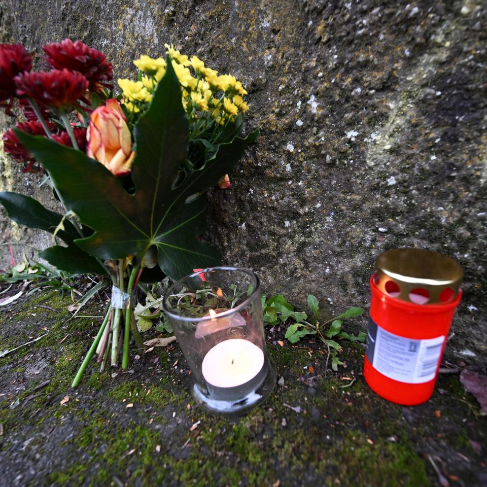 Blumen und Kerzen erinnern an die tödliche Attacke auf zwei Schülerinnen aus Illerkirchberg