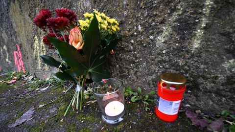 Blumen und Kerzen erinnern an die tödliche Attacke auf zwei Schülerinnen aus Illerkirchberg